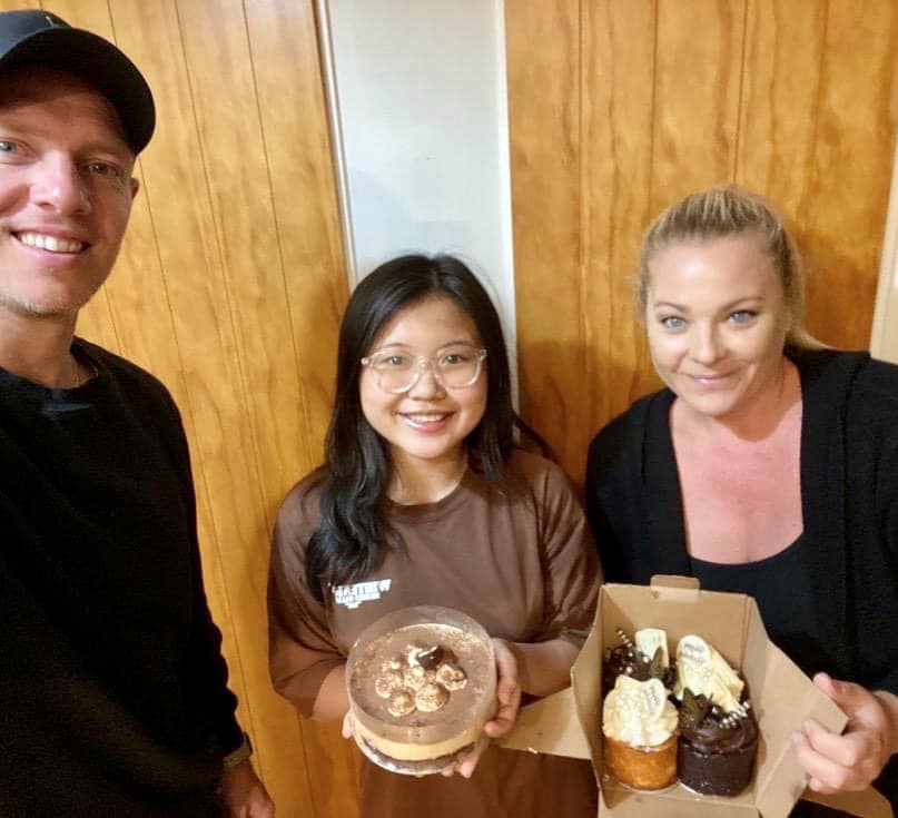 Bạn Nguyễn Ngọc Yến Nhi cùng cô chú nhà host tại New Zealand