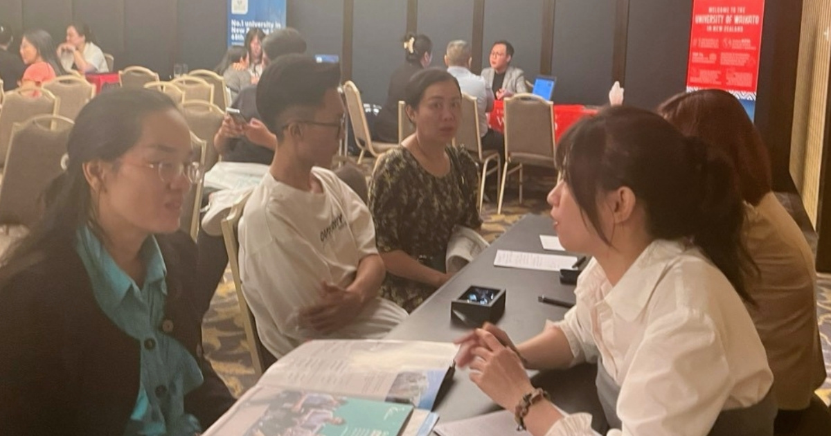 Nhân viên tư vấn của Koru đang trao đổi cùng phụ huynh và học sinh Koru Education Don Vi Tu Van Du Hoc Uy Tin